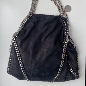 Stella McCartney väska - Säljer min Stella McCartney väska som är i toppenskick! Äkta såklart. Dustbag medföljer 😁