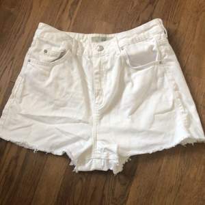 Ett par fina vita shorts i bra skick. Knappt använd. I stilen ”mom”