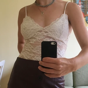 Brodyr body i strl S - Köpt från bikbok en tid sedan. Vit body som är väldigt sparsamt använd!! Passar perfekt till jeans!