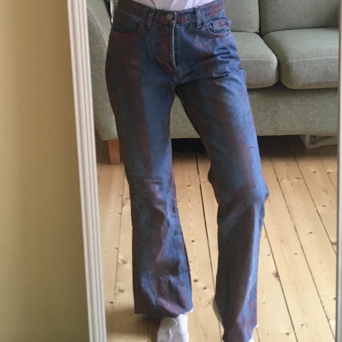 Unika jeans med röd färg