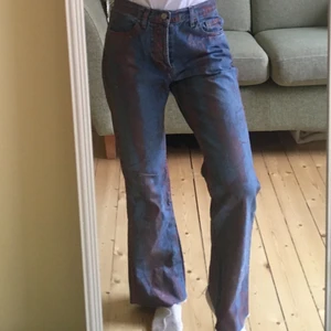 Unika jeans med röd färg - Supersköna denims med röda detaljer med högmidja. Köptes i berlin och säljs pga används inte längre. Är storlek M men passar mig som har 36 i vanliga fall. 
