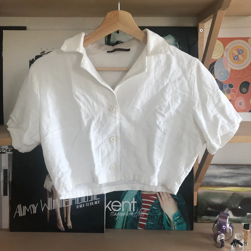 Säljer denna croppade Brandy Melville-skjortan. Nästintill oanvänd. Frakt: 24kr (köpare står för frakt). Skjortor.