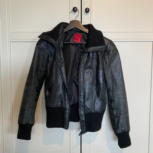 Skinnjacka i fint skick - Skinnjacka strl s i äkta läder säljes. Använt men fint skick!