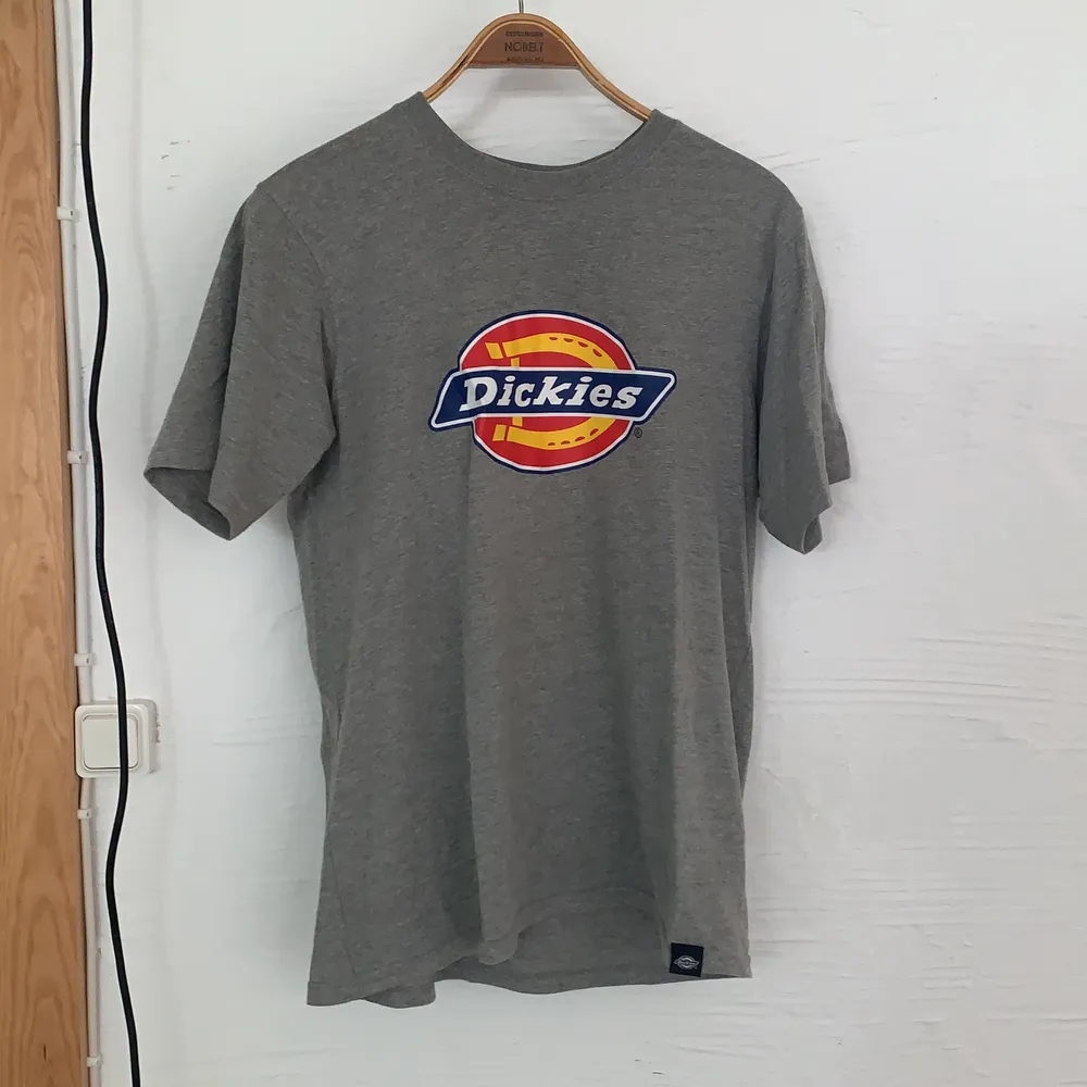 En grå dickies tshirt som inte används längre. . T-shirts.