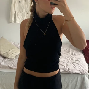 Linn Ahlborg X Rebecca Stella strl:S  - En superfin halternecktopp, öppen i ryggen! 🙌  Strl:S.   Köparen står för fraktkostnaden! 😊