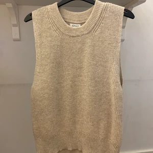 Väst  - Beige stickad väst i strl S