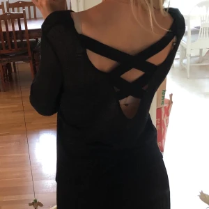 Svart topp med fin rygg  - Svart topp med korsade band i ryggen. 