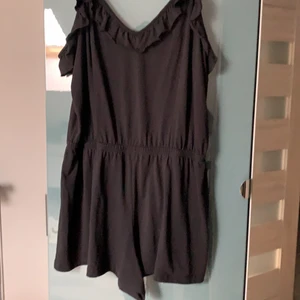 Playsuit  - En ”mys” playsuit med smala axelband o volanger jättesnygg o ha på sig en utekväll eller bara ha på sig en o slappa i :)