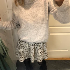 prickig kjol - söt kjol från CHELSEA som inte kommer till användning ! storlek XS men skulle kunna passa S. nypris 449:-      priset är inklusive frakt.