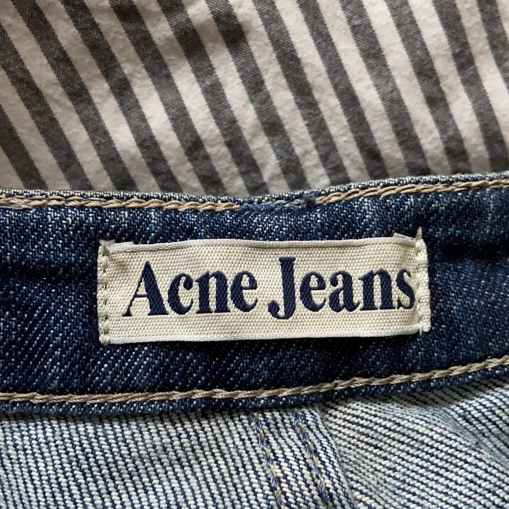 Ascoola lågmidjade jeans från Acne Studios i en snygg mörkblå färg, är 164cm och de går ner till hälen på mig! Buda 💓💓👍🏼👍🏼👍🏼. Jeans & Byxor.