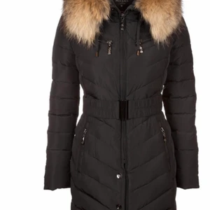 Hollys jacka  - Hejsan jag säljer min hollys jacka på grund av att storlek är för stor. Från jackan har trillat en knapp men det går att fixas  annars jacka är ny och ren. 