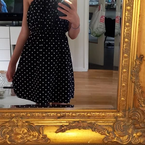 klänning  - Jätte fin klänning med är inte min still (köparen står för frakten)