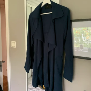 Trenchcoat  - Supersnygg trench från BikBok i en marinblå färg (färgen är som bild 1). Använd 2 gånger och sen dess bara hängt tyvärr. I storlek S.