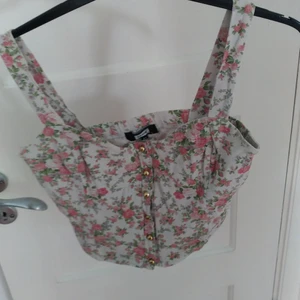 Topp/Linne - Skit snygg vit Topp/linne från BikBok. Knappt använt. Säljer pga att den var för liten