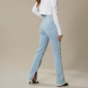 Jeans med slits Hanna Schönberg - Coola jeans med slits från NAKD x Hanna Schönberg💓. Knappt använda, jättebra skick. Säljer pga fel storlek. Helt slutsålda på hemsidan! 🤍