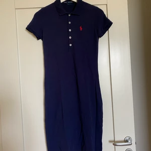 Marinblå klänning från Ralph Lauren - En marinblå tennisklänning från Ralph Lauren. Använd fåtal gånger.