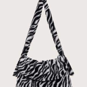 Stor och rymlig zebra väska aldrig använd. Säljer för 100 kr + frakt 