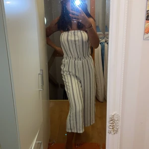 randig jumpsuit - söt randig jumpsuit som jag köpte för cirka 3 år sen på bik bok. Det är inte min stil längre och därför säljer jag den. Säljer för 100kr + frakten som är 66kr