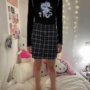 Svart kjol med vita rutor - En snygg svart kjol med School girl känsla. Den påminner om clueless. Jätte snygg att ha med en fin topp. 