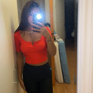 Röd/orange topp från zara - en röd orange topp som är ribbad. Tycker att färgen är så härlig men den har bara legat i min garderob och har aldrig kommit till användning. Säljer för 50kr + frakt som är 66kr