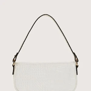 Väska  - Säljer denna vita axelväska. Har viss slitage så säljer för 70 kr + frakt. Passar till allt 