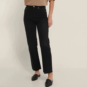 Raka jeans, nya!! - Raka högmidjade jeans från NA-KD. Helt nya, prislapp kvar!