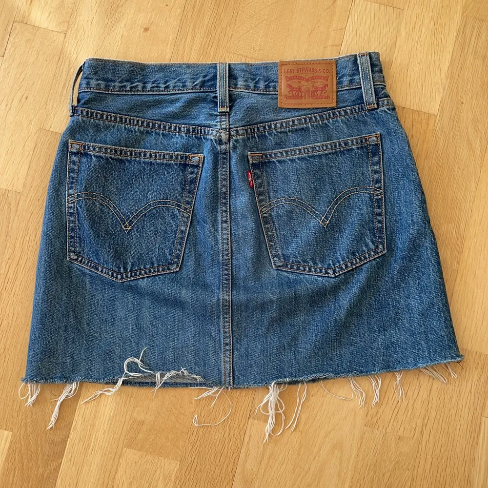 Snygg Levi’s jeans kjol i mycket bra skick, väldigt skön och bekväm och supersnygg nu på sommaren😻 köparen står för frakten!. Kjolar.
