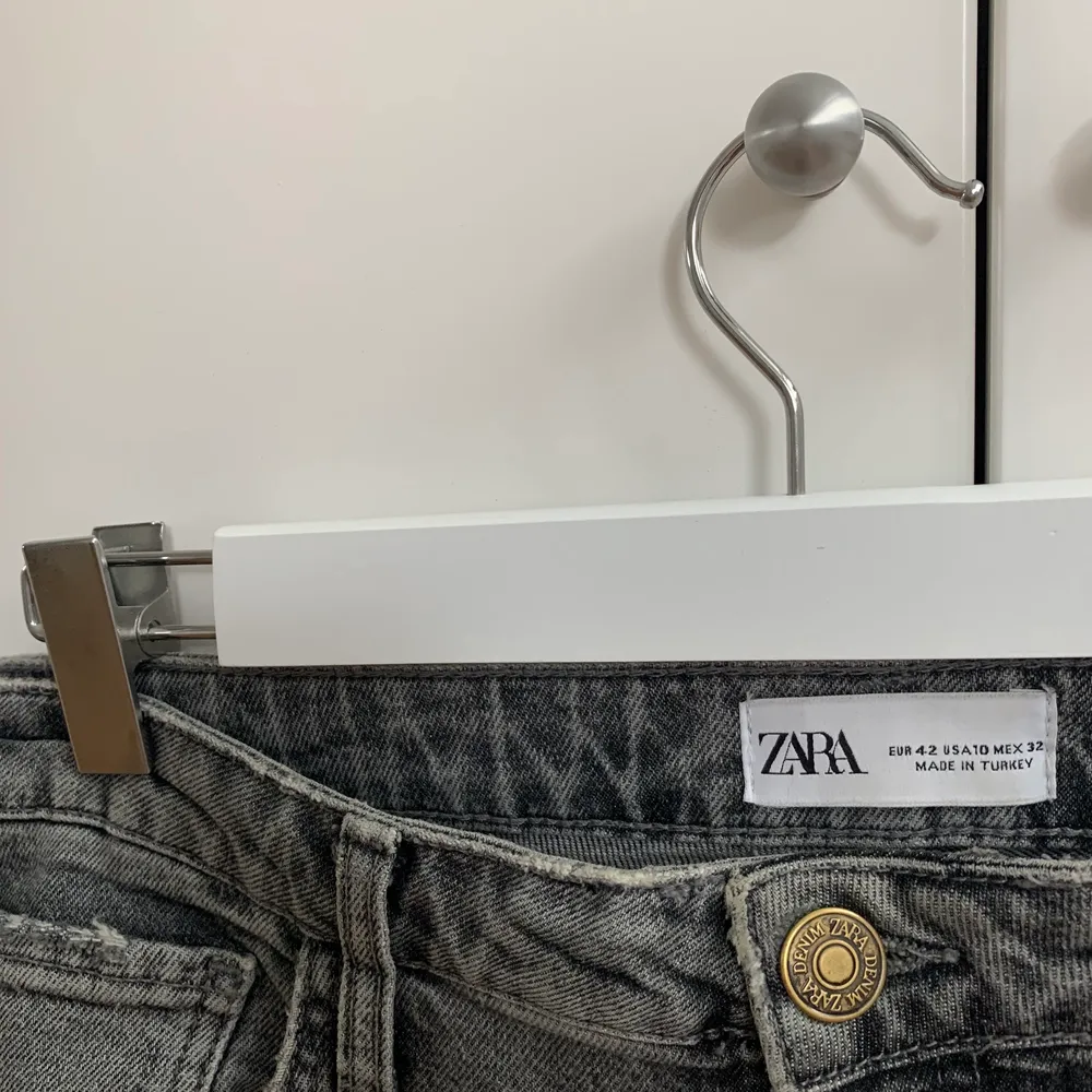 Säljer mina gråa Zara jeans!! 💖💖 detta eftersom att de är för stora på mig. Modellen är jätte fin och man kan matcha dem med massa olika toppar. Köpte jeansen för ca 2 år sedan men de har inga defekter.. Jeans & Byxor.