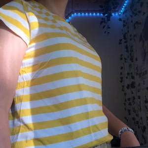 Randig t shirt - Gul och vit randig t shirt från hm 