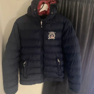 Polo jacka  - Storlek small. Har används ett par gånger men är som ny. Nypris 1399 säljs för 450 priset kan även diskuteras, Gratis frakt ingår annars finns den i uppsala att hämta. Kontakta gärna vid fler frågor 