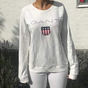500kr Köpt för 900kr Vit Gant tröja  Storlek L Säljes pga för stor så knappt använd Kan hämtas i Råbylund eller mötas upp i centraler i Skåne.