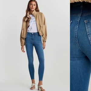 Molly jeans Gina tricot  - Högmidjade mörkblå jeans från Gina , knappt använda och i mycket bra skick . (Köparen står för frakten !)