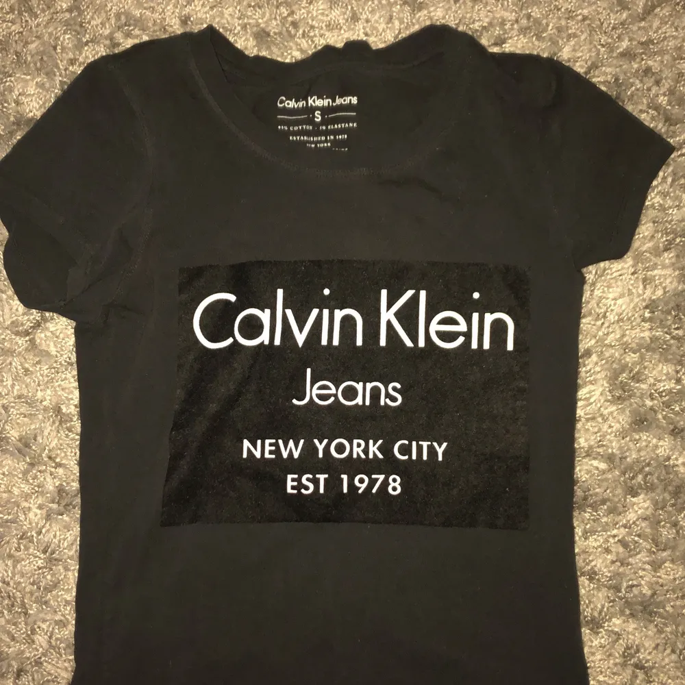 En sällan använd svart Calvin K tröja med ett tryck på bröstet i ett mjukare material, ordinarie pris (399kr) . T-shirts.