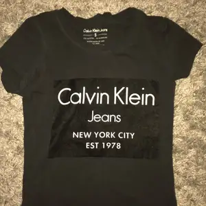 En sällan använd svart Calvin K tröja med ett tryck på bröstet i ett mjukare material, ordinarie pris (399kr) 