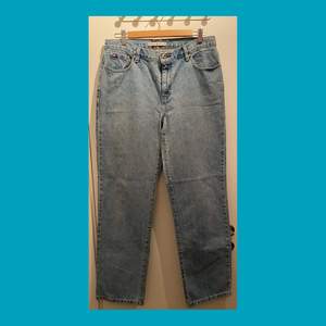 Snygga jeans från Tommy Hilfiger! Storlek 10 som motsvarar 33-34 i herrstorlek om jag förstått rätt :)