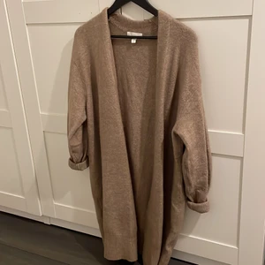 Kofta från H&M - Helt oanvänd, tog bort prislappen sen har den bara hängt i garderoben. 