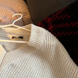 Stickad vit tröja - Stickad vit tröja från Gina. Bra skick, snygg att ha till tex kjol på sommarkvällar. (Den är vit i verkligheten, ser lite grå ut på bilden). Köparen står för frakten🧡