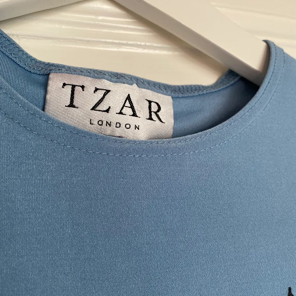 Säljer ett supergulligt linne från tzar london (vintage) i storlek 14 som motsvarar XL men sitter fint och som ”normalt” på mig som har XS/S Ii tröjor. . Toppar.