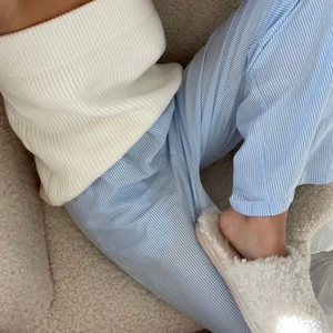 Randiga pyjamasbyxor - Dessa byxor från zara, är i storlek m. Som hon på videon har. Knappt använda säljer för 120+ frakt 💓