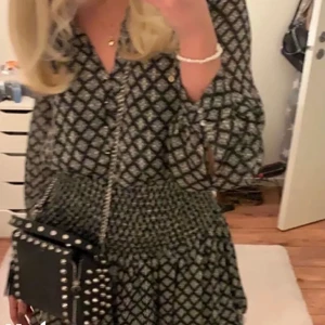 Zara klänning - Jätte fin zara klänning! Väldigt populär❤️ helt amdvönd lappen sitter kvar!( lånad bild)