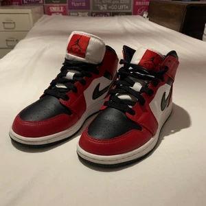Jordan 1 mid Chicago - Säljer mina älskade jordans då jag inte får användning för dom längre. Har använts max 5ggr. Köpte de för 2400 och de är näst intill nyskick. De är lite smutsiga där bak som visas på den sista bilden men går såklart att tvätta bort❤️❤️❤️(pris kan diskuteras)