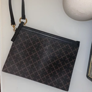 Kuvertväska by Malene Birger - Kuvertväska från by Malene Birger! 🤎 Fint skick, inte alls sliten. Märket är halvt försvunnet. Men annars jättefin och användbar. Bandet ingår ej. Säljer för 300kr + frakt 