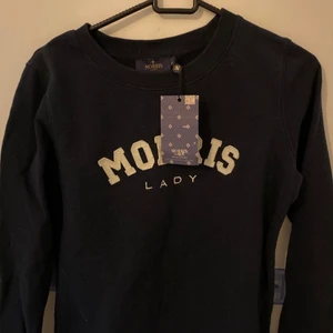 Morrris sweatshirt med lappar kvar! - Super fin sweatshirt i märket Morris. Har bara hängt och ”dammat” i garderoben då det är fel storlek för mig. Till och med tags sitter kvar!  Marinblå färg och storlek xs dam, men kan även passa som s  Fynda!