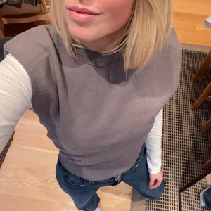 Väst - Grå väst från Zara med små ”axelvaddar”. Bra skick!