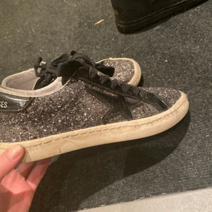 Skit snygga le temps des cerises skor  - Väldigt snygga skor med glitter på, lite sönder se bild 3 men kontakta om du vill veta mer, pris går att diskutera 💘