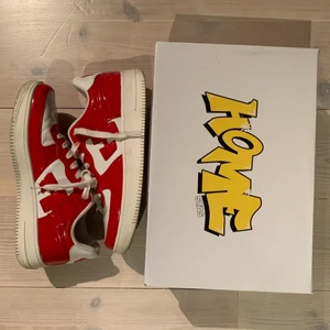 Homestas Airforce (Bapesta) - En väldigt ovanlig sko en av dom ändå botleg skorna som gjorts i Sveriges historia! Finns säkert Max ett 20-30 par st i världen!, De är i väldigt bra skicka och använda väldigt få gånger sen jag köpte de!, storlek 43 men passar också 44 enligt mig!