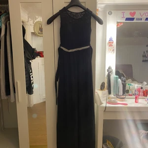 Bal kläning storlek s-m - Använd Max två gånger ca 1år gamal, sitter bar vid bröst korken har in bygd bh, ä man runt en o 1,68 släpat den inte i marken 