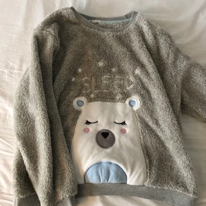 Mysig sovtröja - Fluffig, långärmad tröja från Cubus. Eftersom den är XL kan den bli oversized. Fler bilder finns! Köpare står för frakt.