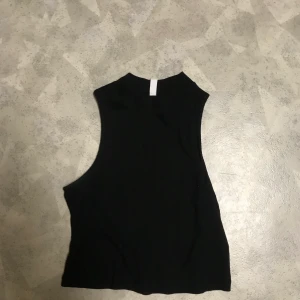Topp - Svart topp/linne från H&M i strl: S 