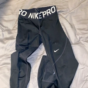 Nike tights - fina nike tights som inte kommer till användning längre. använda fåtal gånger och är i väldigt fint skick💕 stl xs men är väldigt stretchiga. 